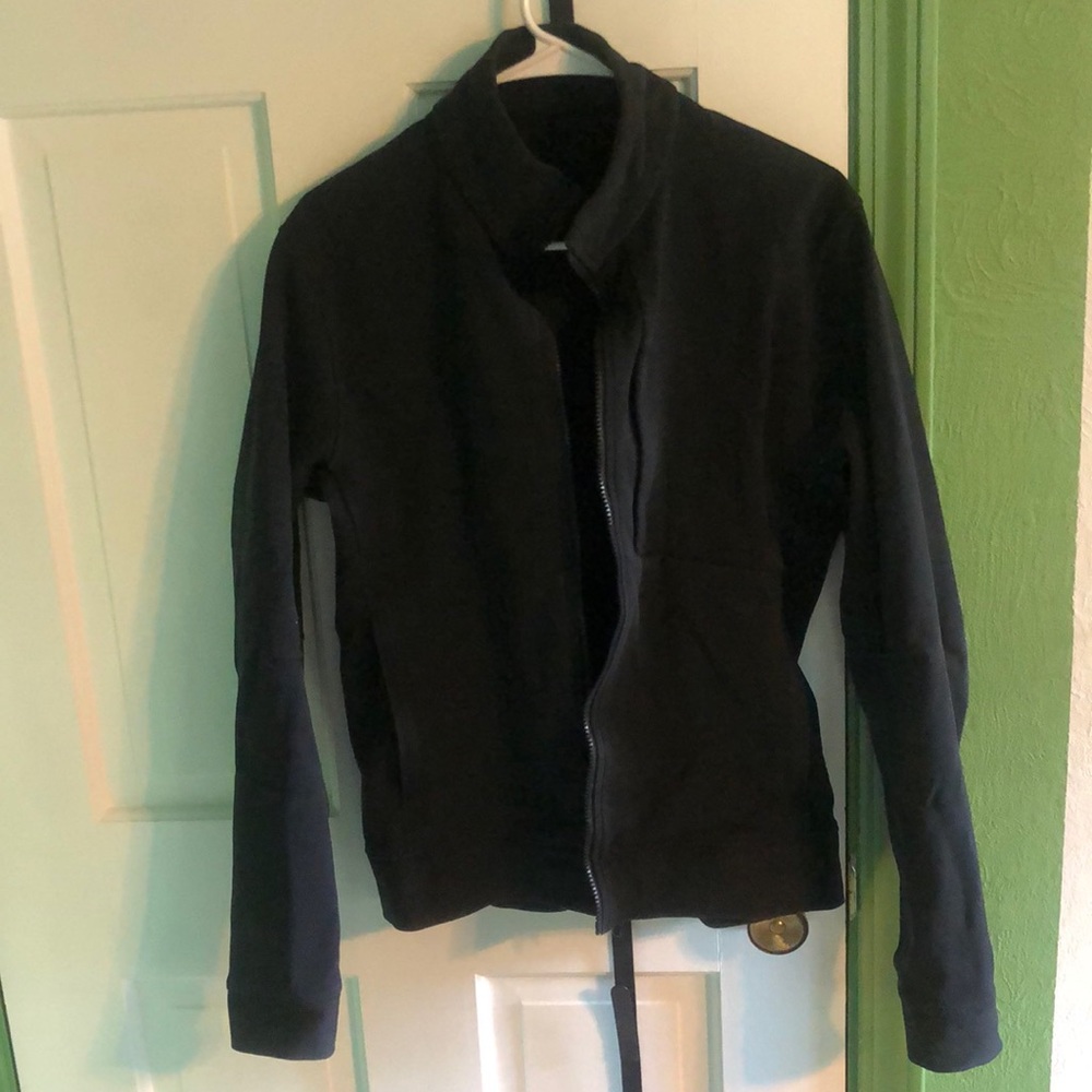 Black lululemon sojourn jacket